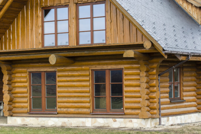 Dom z drewna czy cegły? Porównanie materiałów konstrukcyjnych